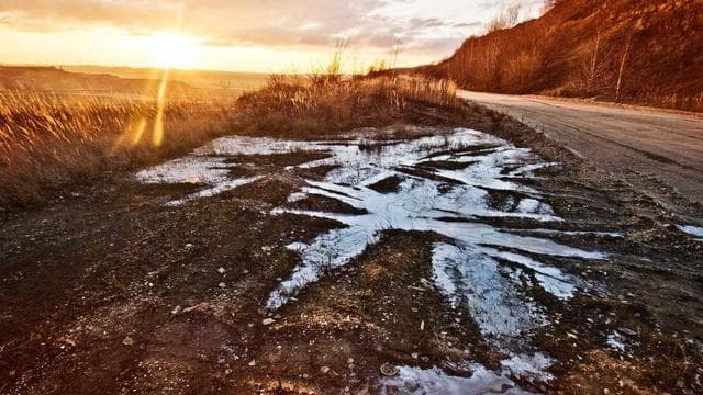 Flowing Blue Particles